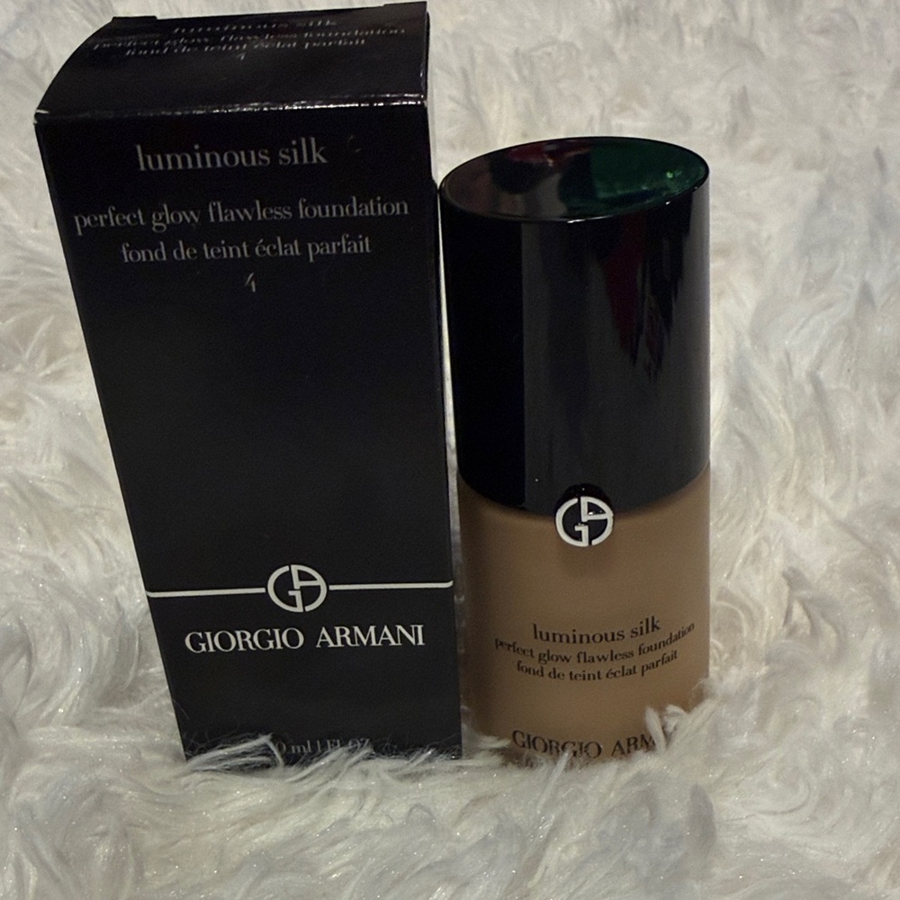 Giorgio Armani Luminous Silk Foundation - Perfect Glow 4